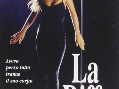 La riffa (1991)  - Film diretto da Francesco Laudadio (regista nato a Mola ma cresciuto a Bari) che segn� l�esordio al cinema dell�attrice Monica Bellucci. La citt� si mostra in tanti particolari: da Palazzo Mincuzzi al Circolo Unione, dal Castello all�Aeroporto